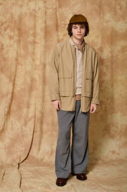 Yakışıklı gençler modaya uygun kıyafetler içinde gururla duruyorlar, rahat ortamlarda cazibe ve tarz yayıyorlar..