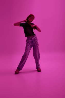 Bir insan parlak pembe bir alanda gurur ve neşe yayar, kendine güven yayar..