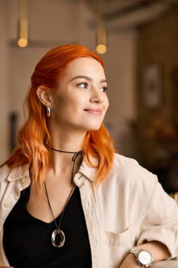 Parlak ve rahat bir kafe. Hoş bir genç bayanla keyifli bir anın tadını çıkarıyor..