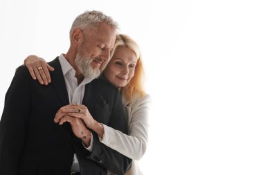 Üst düzey çiftler, şık kıyafetleriyle sevgi ve moda göstererek kucaklaşırlar..