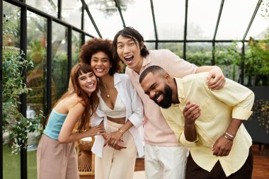 Arkadaşlar kahkaha ve mutluluğu canlı bir kafede dinlenirken paylaşırlar..