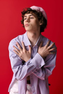 Genç ve yakışıklı bir adam, kendine güvenini ve tarzını sergileyerek şık bir yetenekle ayakta duruyor..