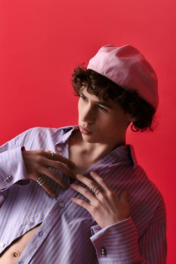 Genç, modaya uygun bir adam, neşeli bir ifadeyle karizma yayıyor..