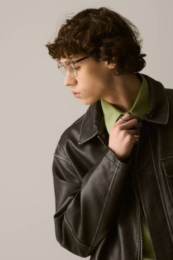 Moda kıyafetleri içinde yakışıklı bir adam yumuşak bir arka plan, canlı bir stil ve karizma karşısında kendine güvenir..