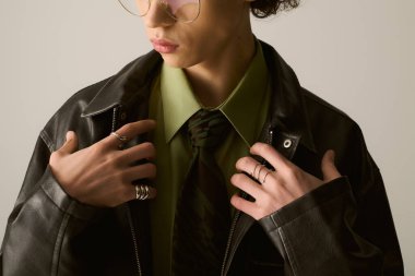 Modayı takip eden genç bir adam şık bir cekete ve eşsiz mücevherlere güvenir..