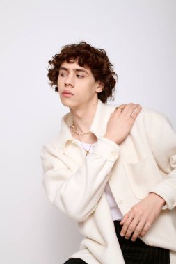 Yakışıklı genç bir adam benzersiz tarzını sergiliyor, kendine güveni ve cazibesi tam..