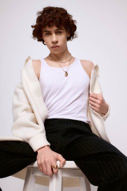 Şık bir genç adam zarif kıyafetlere ve göz alıcı takılara güvenir..