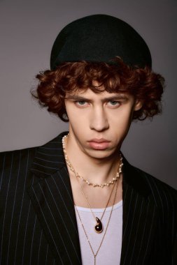 Genç adam moda anlayışını çarpıcı bir poz ve aksesuarla sergiliyor..