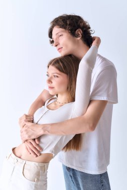 Mutlu bir çift, aşklarını şık, gri bir stüdyoda kutluyor..