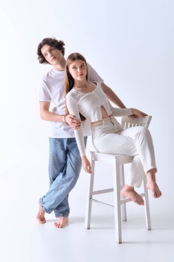 Mutlu bir çiftin yumuşak gri tonlarda neşeli bir şekilde poz verdiği samimi bir an başlıyor..