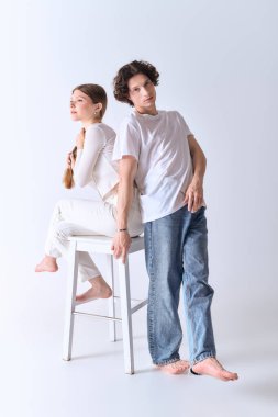 Mutlu genç çift, aşklarını ve ilişkilerini gri bir stüdyoda sergiliyorlar..