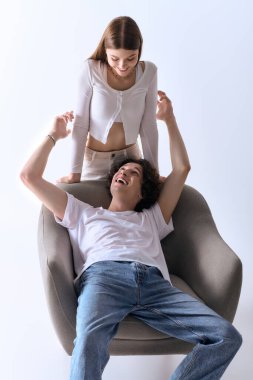 Mutlu genç aşıklar şık, gri bir stüdyoda birbirlerine eşlik etmekten hoşlanırlar..