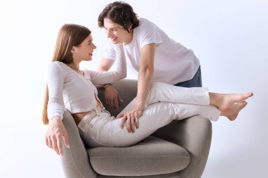 Mutlu bir çift, zarif, gri bir stüdyo ortamında aşklarını sergiliyor..