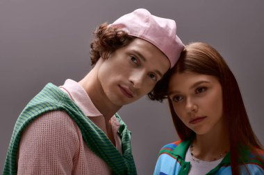 Genç çift, benzersiz tarzlarını ve bağlantılarını vurgulayarak şık bir şekilde poz veriyor..