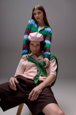 Modaya uygun genç bir çift, eşsiz tarzlarını canlı bir ortamda sergiliyor..