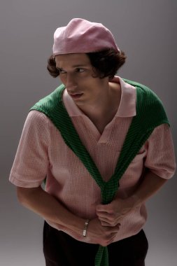 Şık bir adam modaya uygun bir kıyafetle modern tarz esansını yakalıyor..