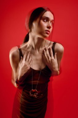 Güzel bir kadın kendine güvenen bir poz verir, zerafetini ve moda anlayışını sergiler..