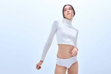 Güzel bir kadın şık görünümünü sergiliyor. Huzurlu bir ortamda zarafetini sergiliyor..