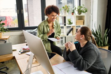 İki kadın yönetici canlı bir ofis ortamında verimli bir tartışmaya giriştiler..