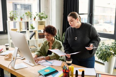 İki bayan meslektaşı parlak ve şık işyerlerinde takım çalışması yapıyorlar..