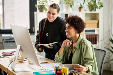 İki kadın yönetici takım çalışması yapıyor, fikirleri paylaşıyor ve ofisteki görevleri gözden geçiriyorlar..
