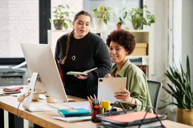 İki kadın yönetici, parlak bir ofiste çalışırken stratejileri tartışıyor..