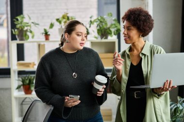 İki farklı iş kadını birlikte çalışırken verimli bir tartışmaya giriyorlar..