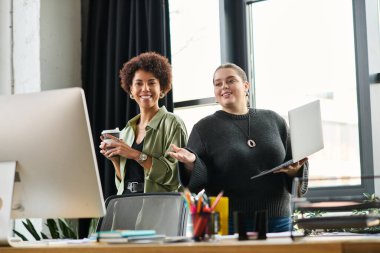 Genç ve cüsseli kadın ve Afrikalı Amerikalı meslektaşı verimli bir tartışmaya giriştiler..