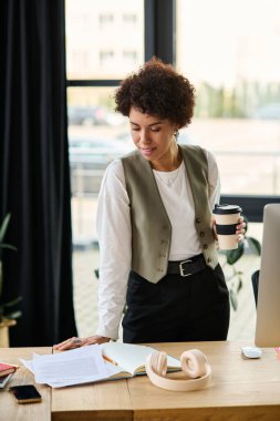 Şık bir şirket alanında yaratıcı işler yapan kadın yönetici..