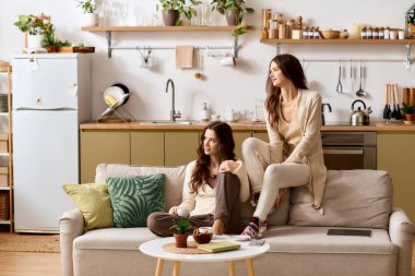 İki güzel ikiz kardeş, aydınlık, modern bir mutfakta, neşeli anlarını paylaşıyorlar..