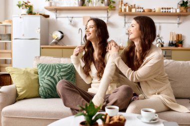 İkiz kardeşler şık evlerinde dinlenirken kahkaha ve sıcaklığı paylaşırlar..