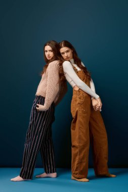 İkiz kardeşler sırt sırta verip, güçlü bir bağı paylaşarak bireyselliklerini ifade ederler..