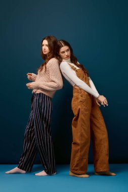 Genç ikiz kardeşler benzersiz moda anlayışlarını sergiliyorlar, stil ve poz karışımı gösteriyorlar..