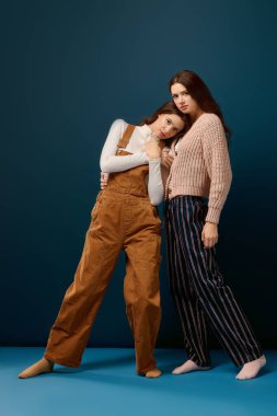 Genç ikiz kardeşler canlı bir stüdyoda eşsiz tarzlarını sergileyerek neşeli bir anı paylaşıyorlar..