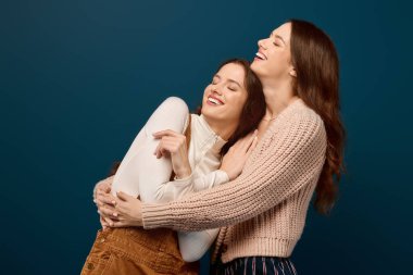 İkiz kardeşler, yakın bağlarını göstererek, neşeli bir ortamda kahkaha ve sıcaklığı paylaşırlar..