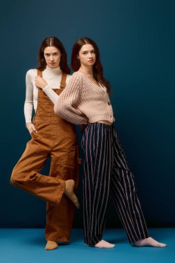 İki güzel ikiz kardeş benzersiz moda anlayışlarını gösteriyorlar, zarafet ve stil ile hazırlar..