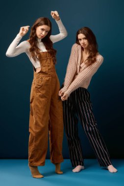 İkiz kardeşler neşeli kişiliklerini ve eşsiz stillerini renkli pozlarda sergiliyorlar..