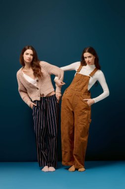 İkiz kardeşler, eşsiz tarzlarını sergileyerek, canlı bir ortamda eğlenceli bir anı paylaşıyorlar..