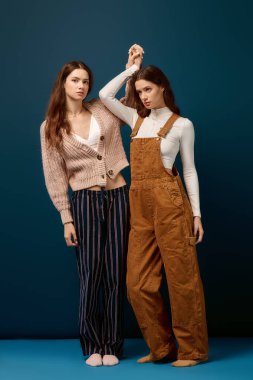 İki genç kız kardeş birbirlerine eşlik ederken eşsiz moda anlayışlarını sergilerler..