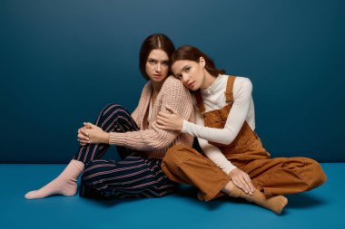 İkiz kardeşler birbirlerine yakın otururlar, sıcak ve sevgi saçarak cesur bir zemin oluştururlar..