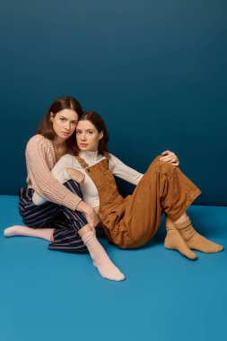 İkiz kardeşler birbirlerine poz verirler, benzersiz tarzlarını vurgularlar ve sıcak bir atmosferde birbirlerine yakındırlar..