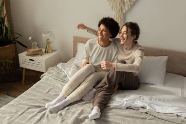 İki kadın, sıcak ve davetkar bir odada bir yatakta otururken sevgilerini ve mutluluklarını ifade ederler..