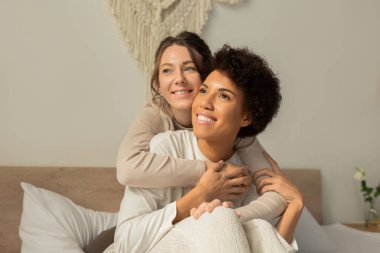 Mutlu çift, huzurlu yatak odalarında sevgi ve mutluluğa sarılmış bir şekilde kucaklaşır..