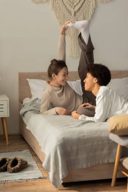 İki kadın sevgilerini ve mutluluklarını ifade eder. Sıcak, davetkar bir yatak odasında eğlenceli anların tadını çıkarırlar..