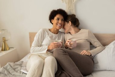 Sevgi dolu bir çift birbirine eşlik etmekten hoşlanır. Yumuşak gülücükler ve sıcak içecekler paylaşırlar..