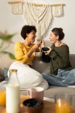 İki kadın kahvaltıda kahkahalarını paylaşıyor. Sıcak, davetkar bir ortamda..