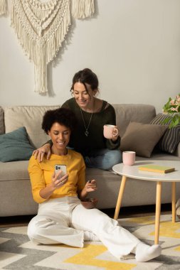 İki kadın, sıcak bir alanda gülücüklerini ve gülüşlerini paylaşırken, kalpten bir anın tadını çıkarırlar..