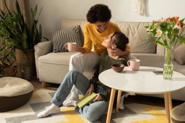 İki kadın aşklarının tadını çıkarıyor, kahkahalarını ve sıcaklığını paylaşıyorlar..