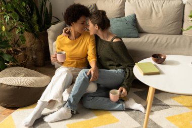 İki kadın birlikte huzurlu bir öğleden sonranın tadını çıkarıyor. Evlerinde içkilerini ve sevgilerini paylaşıyorlar..