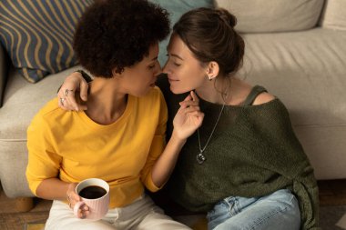 Nazik gülümsemeler ve sıcacık kucaklaşmalar iki kadının buharlı kahve fincanlarının üzerine bağlanması gibi boşluğu dolduruyor..